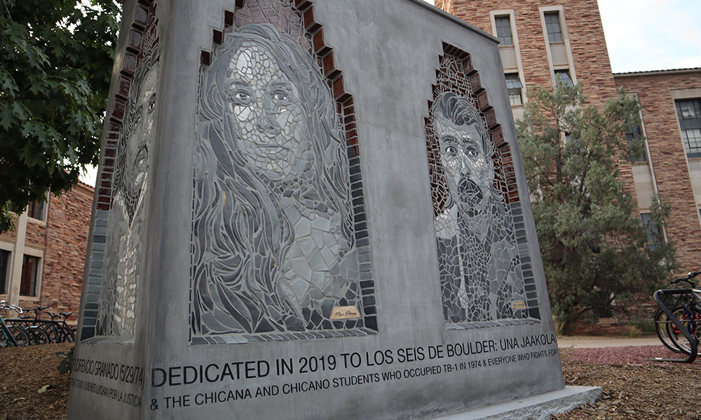 Honran con escultura a los 6 mártires chicanos