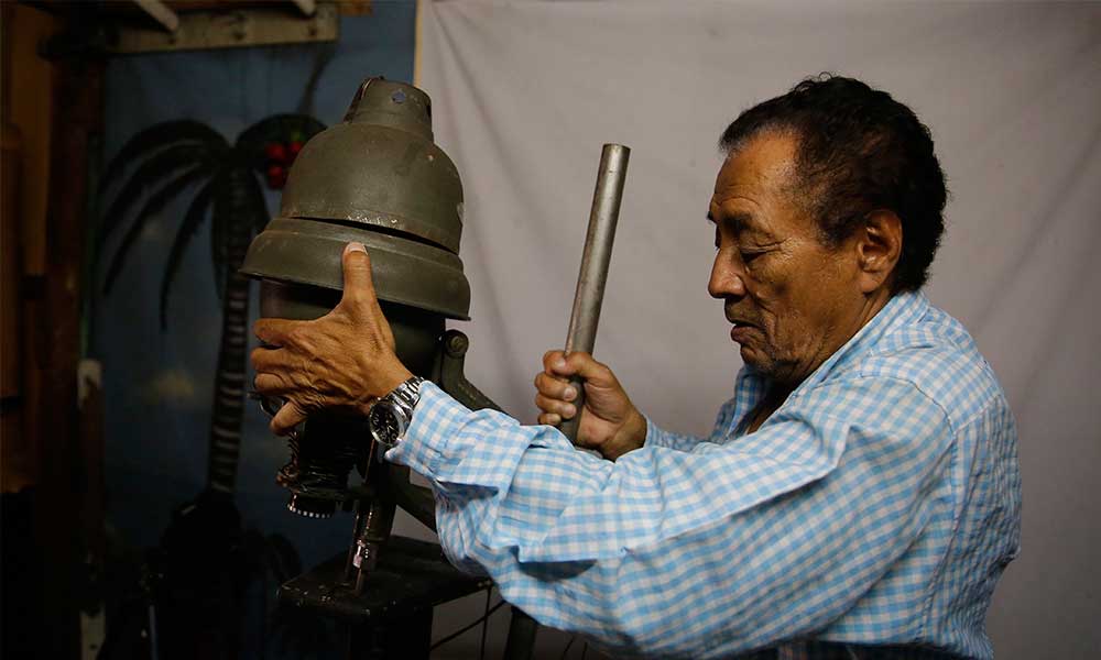 Juan Tomás Batres, durante 60 años, dedicado a técnica de óleo en fotos