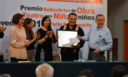 Premian a Antonio Rinc&oacute;n por Tras la pista azul