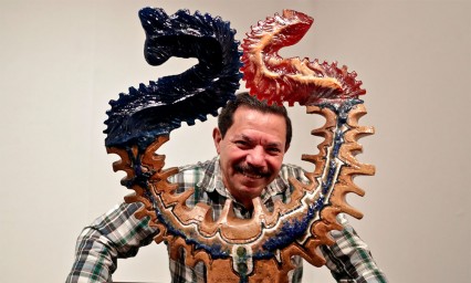 Escultor rinde tributo a los cuchillos exc&eacute;ntricos de mayas