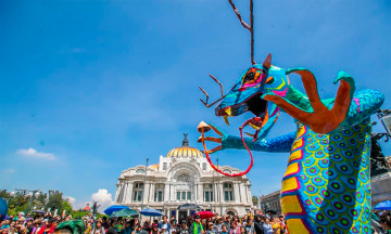 Desfile de 231 alebrijes re&uacute;ne a 40 mil en la CDMX