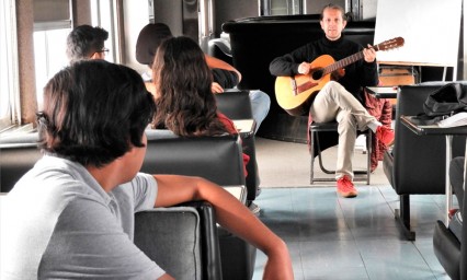 El Hueso comparti&oacute; su andar musical