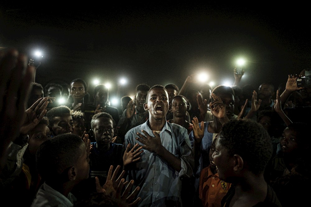 Grito pacífico de jóvenes en Sudán, de Yasuyoshi Chiba, gana World Press Photo