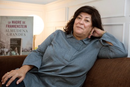 Almudena Grandes y Claudia Piñeiro en la Fiesta del libro y la rosa