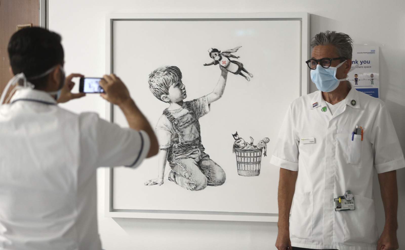 Banksy rinde homenaje a personal médico 