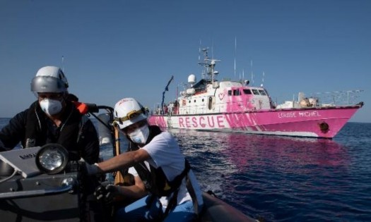 Barco de Bansky pide ayuda en medio del mar