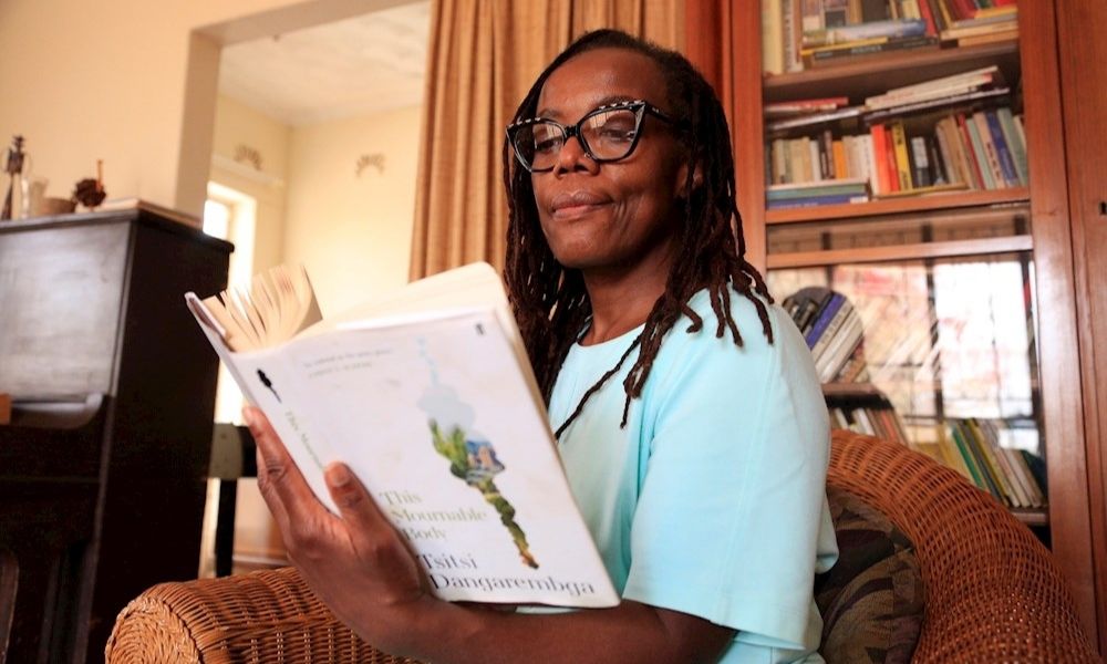Tsitsi Dangarembga, candidata al Booker: “No tenemos idea de quiénes somos”