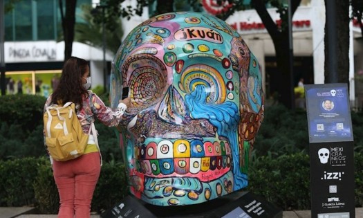 Cráneos en Paseo de la Reforma de la CdMx de la llegada de tradicional Día de Muertos