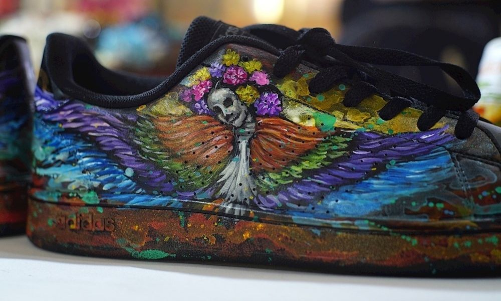 Artista oaxaqueña se reinventa pintando zapatillas para el Día de Muertos