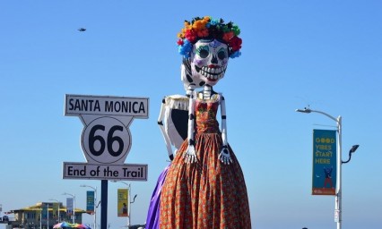 Las Catrinas gigantes de un artista mexicano brillan en California