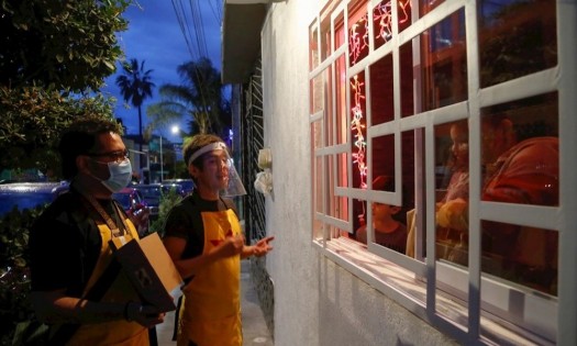 Llevan serenatas y cuentos a niños en confinamiento durante la FIL en Guadalajara