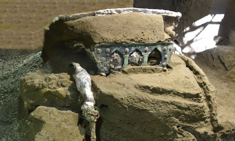 Descubren en Pompeya una gran carroza ceremonial casi intacta