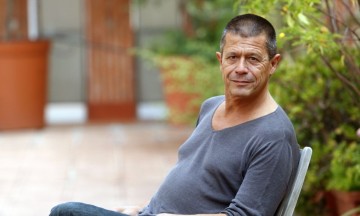 Contar nuestras miserias es bastante sano: Emmanuel Carrère