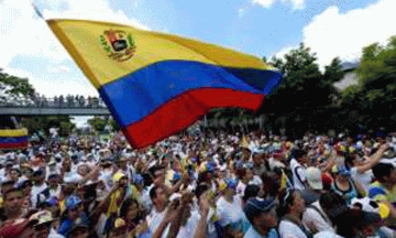 Opositores toman Caracas por referendo contra Nicolás Maduro