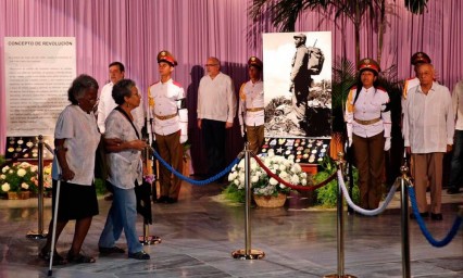 Cubanos dan el &uacute;ltimo adi&oacute;s a Fidel Castro 