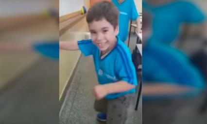 Ni&ntilde;o de 6 a&ntilde;os con discapacidad logra caminar por primera vez