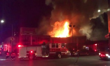 Suman 24 muertos por incendio en California
