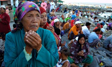 Van 102 muertos,  asciende cifra por terremoto en Indonesia