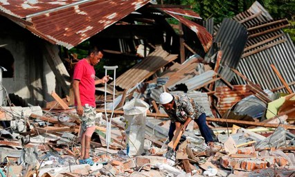 Desplazan a 45 mil personas por terremoto en Indonesia