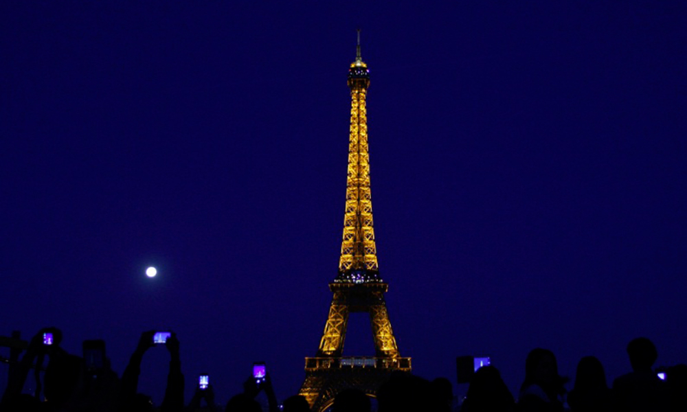 Cierran la Torre Eiffel por huela de trabajadores