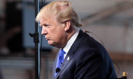 Dirige Trump su primer decreto contra Obamacare