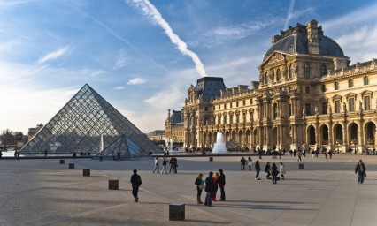 Ataca hombre armado a soldados en Par&iacute;s