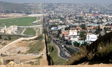 Adjudicación de muro fronterizo con México iniciará en marzo
