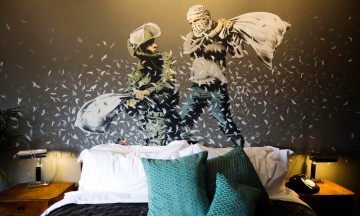 Adornan hotel con obras de Banksy