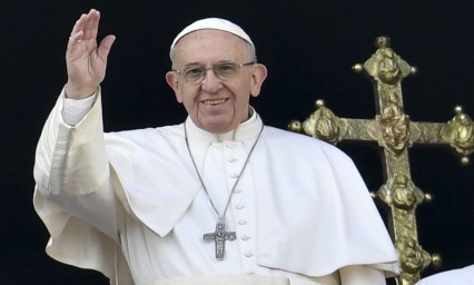 Llama Papa Francisco a revisar Biblia tanto como celulares