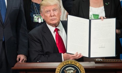 Firma Trump decreto migratorio; excluye a Irak