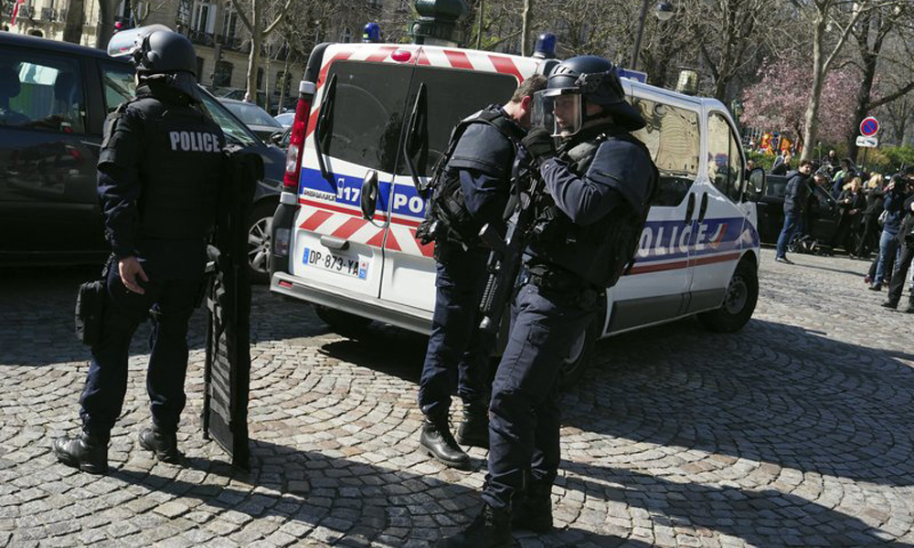 Estalla carta bomba en oficina del FMI en París; un herido