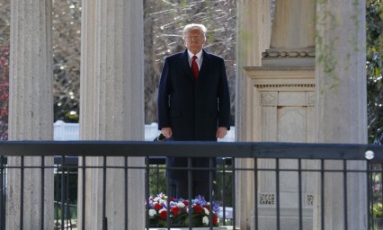 Recorta Trump programas sociales y aumenta gasto en defensa 