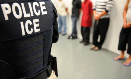 Acusan a agente de ayudar a mexicano a ingresar a EU