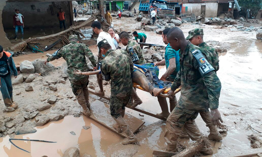 Deja decenas de muertos desbordamientos de ríos en Colombia