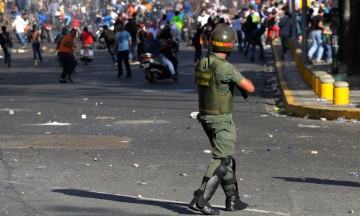 Policía reprime protesta de opositores en Caracas