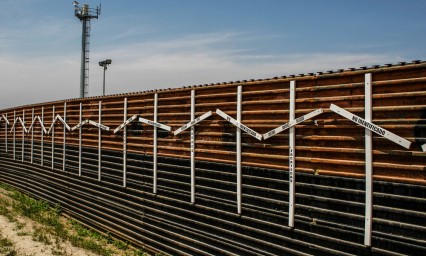 Fustiga The New York Times al muro fronterizo de Trump