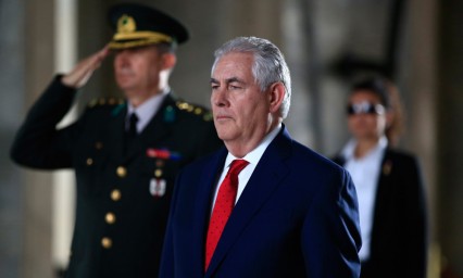 Viaja Tillerson a Rusia para denunciar respaldo a Siria
