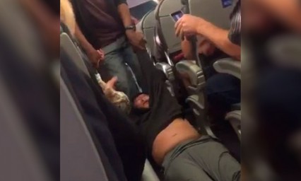 Muestran nuevos videos del esc&aacute;ndalo de United Airlines