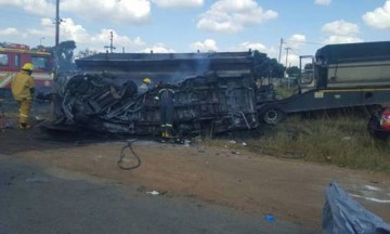 Mueren veinte niños en accidente de autobús escolar en Sudáfrica