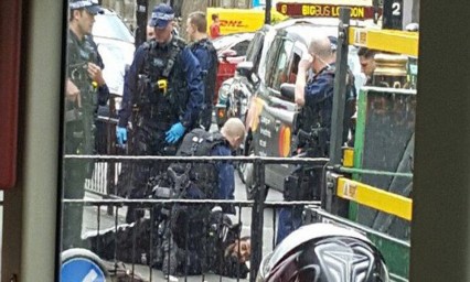 Detienen sujeto a con cuchillos junto al parlamento brit&aacute;nico