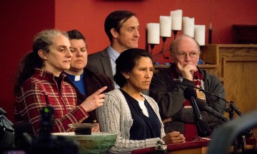 Abandona migrante mexicana iglesia donde estaba refugiada