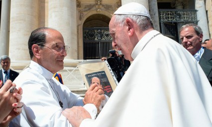 Saluda papa Francisco en el Vaticano al padre Solalinde