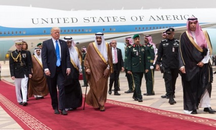 Luchar&aacute;n Trump y pa&iacute;ses del Golfo contra financiamiento terrorista