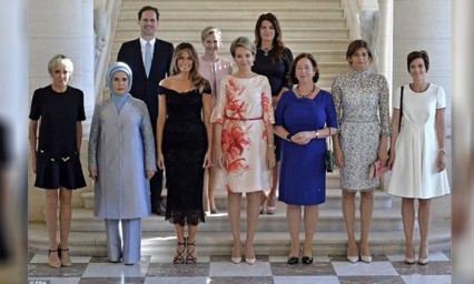 Posa hombre por primera vez con esposas de l&iacute;deres mundiales