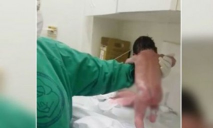 Impresiona beb&eacute; que camina minutos despu&eacute;s de nacer