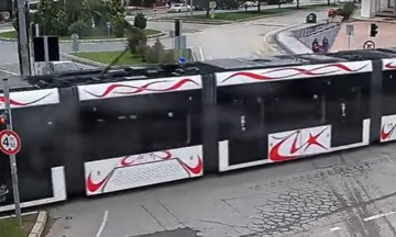 Atropella tranv&iacute;a a mujer que ve&iacute;a su celular 