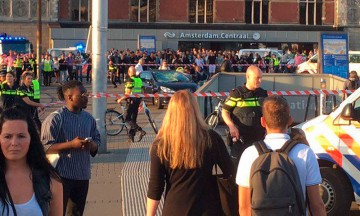 Embiste auto a multitud en Ámsterdam