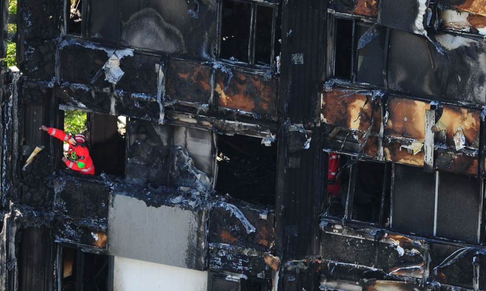Temen que haya al menos 58 muertos en incendio en Londres