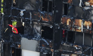 Temen que haya al menos 58 muertos en incendio en Londres