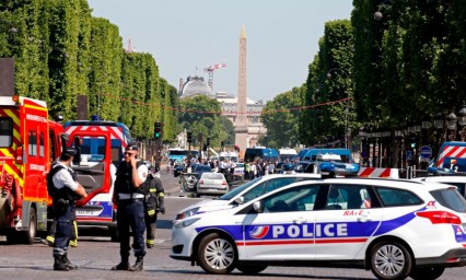 Auto embiste a furgoneta de la polic&iacute;a parisina